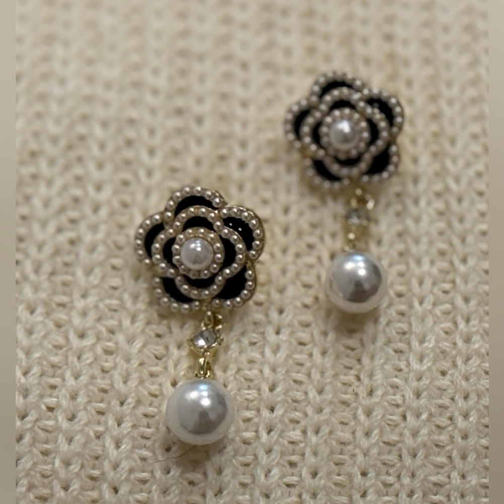 Gold tone black flower and faux pearl earring